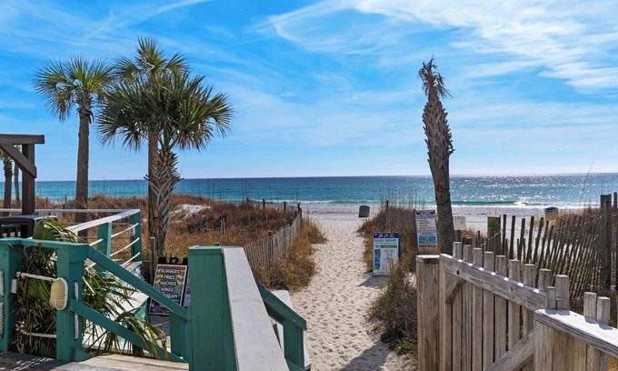 West Panama City Beach Condominio | Horizon Hideaway: Beach Access, 4 Pools, Tennis & Mini-golf Fun!
