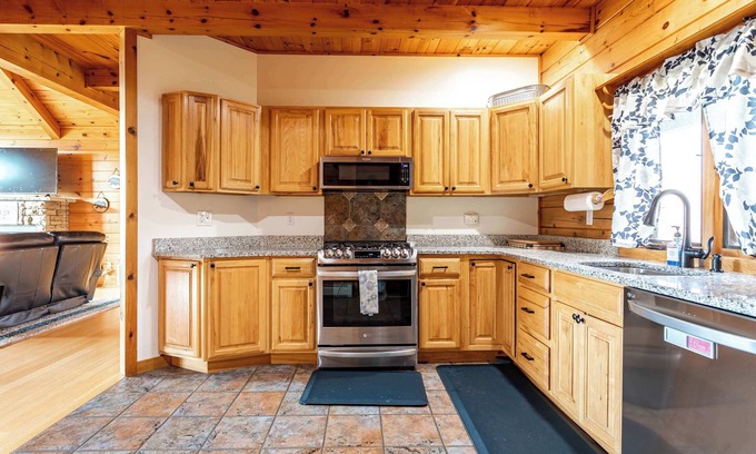 Lake Ariel Casa | Hot Tub | Lake Views | Game Room