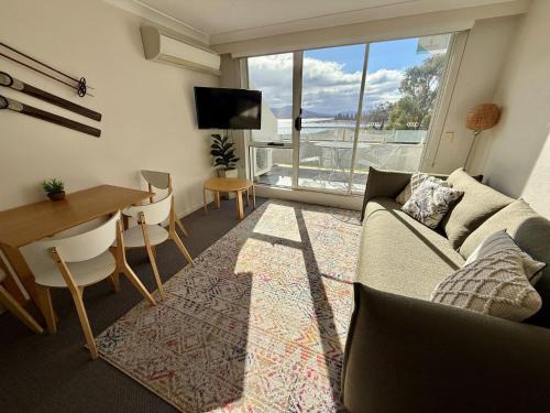 Jindabyne Casa | Horizons 216 - Deluxe Lake Front Studio l Pool l Tennis l Air-Con