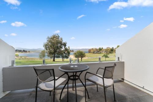 Jindabyne Casa | Horizons 414 - Deluxe Lake Front Studio l Pool l Tennis l WiFi