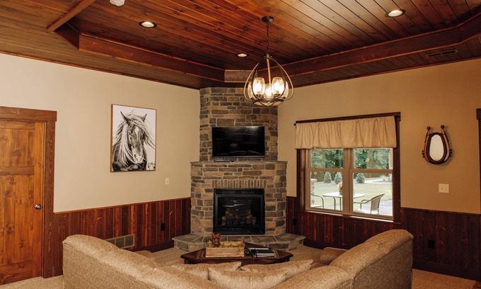 Dundee Cabina | Horse Haven Suite: Luxury Suite in Amish Country, Ohio.