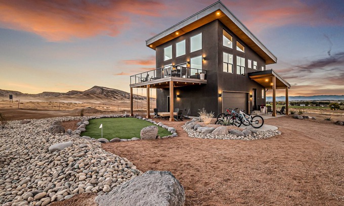 Loma Casa | Horsethief Hideout - Hot Tub, Firepit Table, Grill, Views