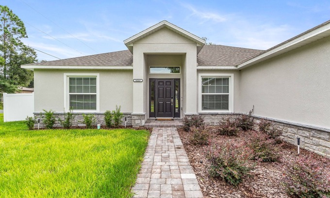 Summerfield Casa | Horsey Hideaway Professionally Decorated - ready for your group or family!