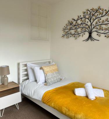 Southampton Casa | Hospital Convenience - 3 bed house, driveway parking, high speed wifi