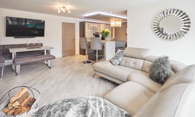 Arnold Casa | Host & Stay | Casa Feliz