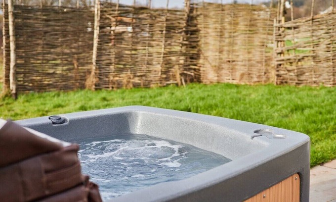 Bronllys Chalet De Esquí | Host & Stay | Cwch Gwenyn