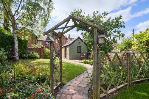 Waresley Apartamento | Host & Stay - Garden Studio