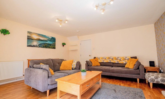 Wyken Casa | Host & Stay | Manfield Avenue
