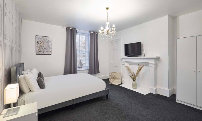 Amble Apartamento | Host Stay Queen Street Apartment