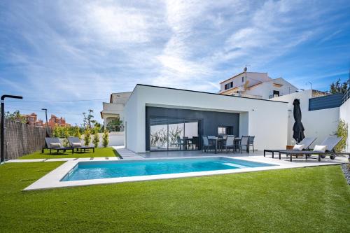 Porches Casa | Host Wise - Bright Spacious House Swimming Pool