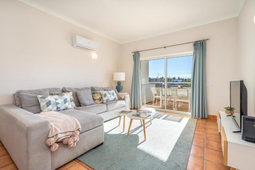 Porto de Mos Apartamento | Host Wise - Bright & Stylish Lagos Flat with Pool