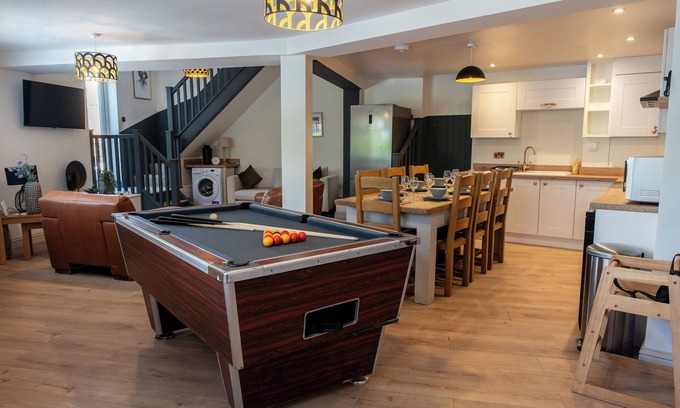 Stroud Casa | Hosta House - Cotswold's Cosy 5 Bed Home - Pool Table - Near Canal