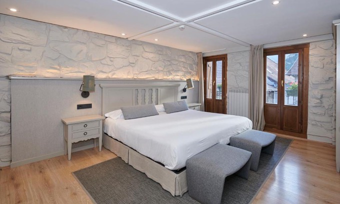 Isaba Casa | Hostal Lola