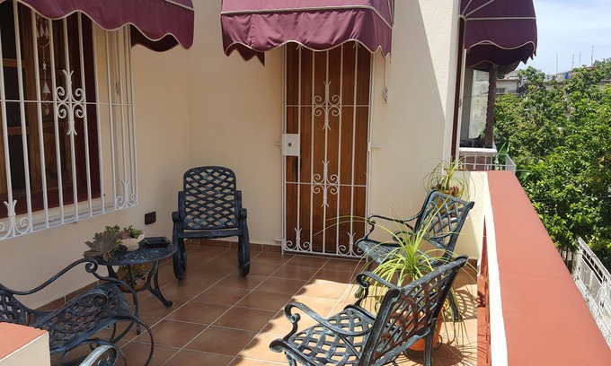 Plaza de la Revolucion Casa | Hostal MiraHabana
