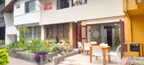 Suramericana Casa | Hostal Saveva Para Grupos Familias Estudiantes y Deportistas
