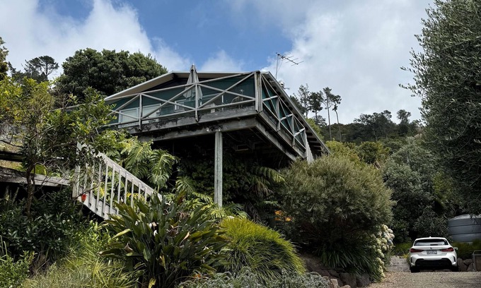 Hahei Casa | Hosts on the Coast Black Bach