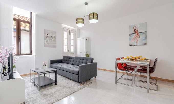 Ramalde Casa | HostWise - Colourful 2-Home w/ Terrace in Boavista