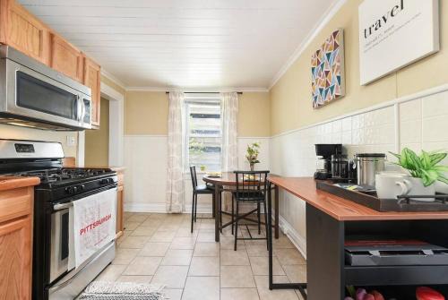 East Allegheny Casa | HostWise Stays - Block to AGH - King Bed, Free Off Street Parking