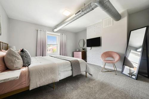 East Allegheny Casa | HostWise Stays - Free Parking, Highly Walkable, 2 Full bathrooms