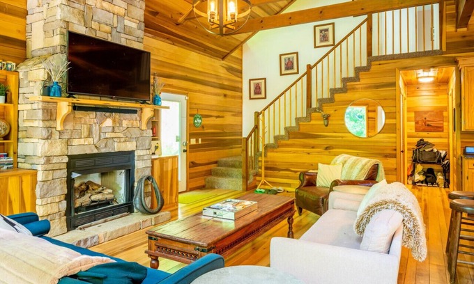 Hot Springs Apartamento | Mountain Retreat Waterfalls Hiking Kayaking and White Water Rafting AWD or 4WD recommended