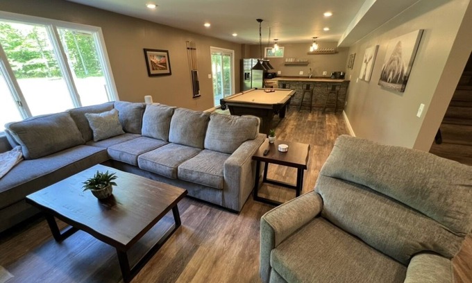 Alanson Casa | Hot Tub 15 Minutes to Boyne and Nubs!