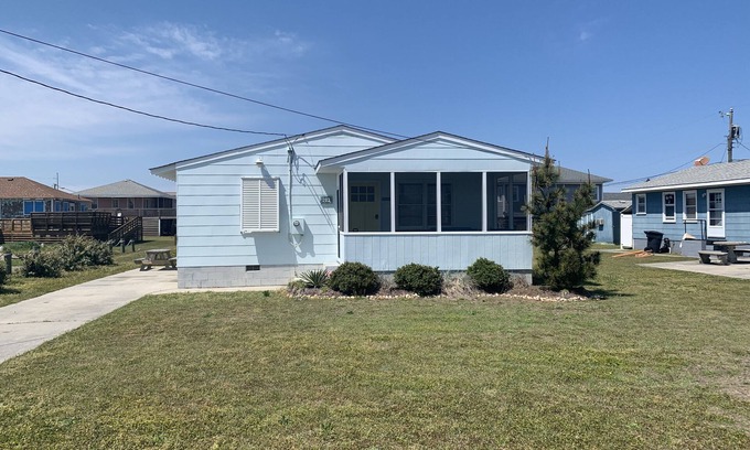 Colington Cabaña | Hot tub, 2 min. Walk to Beach! Flex Stays! Cozy 3 bed 1 full bath 2 half baths