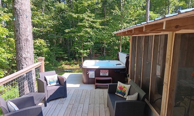 Rising Fawn Cabina | Hot Tub - 2BR + Loft Cabin - 2 mi to Cloudland