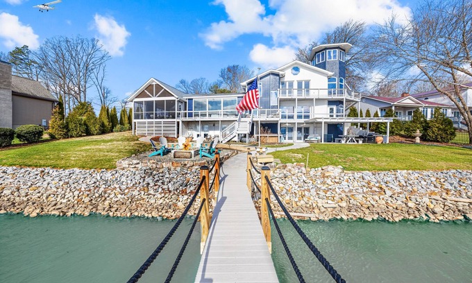 Troutman Casa | Hot Tub, 360 Lake Views, Movie Theatre, King Suite