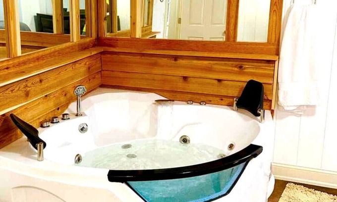 Moorhead Apartamento | Hot Tub 5 beds Great Location!