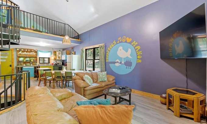 Horse Shoe Cabina | Hot Tub~7 Miles to Airport~EV Charger~Sleeps 20