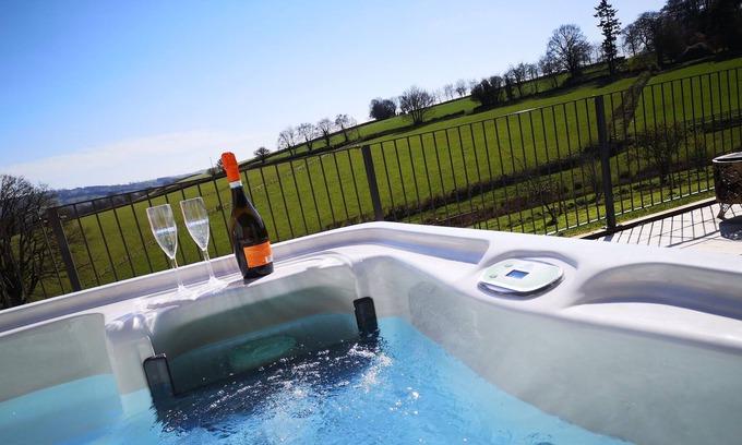 Tiverton Casa | Hot tub amazing views. Spa treatments available