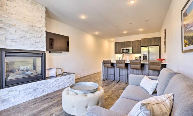 Willow Grove Apartamento | Hot Tub and Balcony Riverfront Silverthorne Condo!