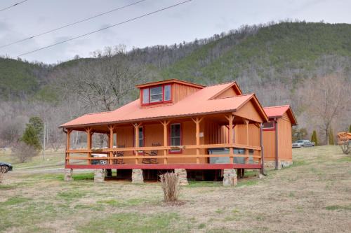 Hot Springs Casa | Hot Tub and Charcoal Grill Hot Springs Getaway!