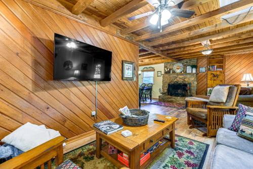 Maggie Valley Casa | Hot Tub and Fire Pit Cozy Cabin in Maggie Valley