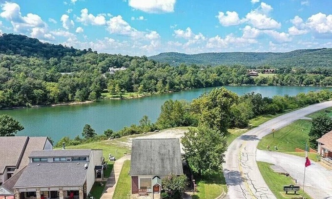 Holiday Island Cabina | Hot Tub and indoor Jetted Tub, Golfing, Lake View
