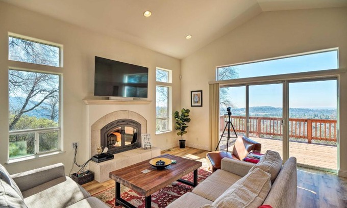 Columbia Casa | Hot Tub and Mtn Views Peaceful Columbia Retreat!