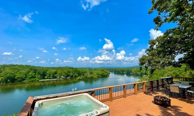 Jones Mills Casa | Hot Tub and Views Waterfront Escape in Hot Springs