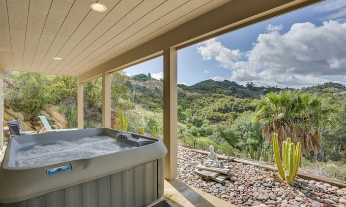Rainbow CDP Casa | Hot Tub + Balcony: Rainbow Retreat Near Wineries!