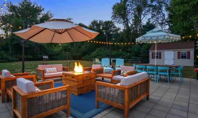 West Kingston Casa | Hot Tub & Big Yard, Short Drive to Beaches & Newport. Close to Narragansett, RI.