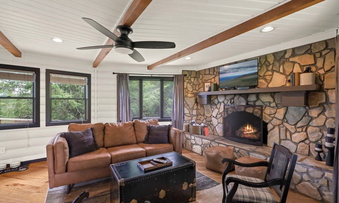 Boone Cabina | Hot tub! Bunks! Fireplace! Close to Downtown Boone and Skiing! Dog Friendly!