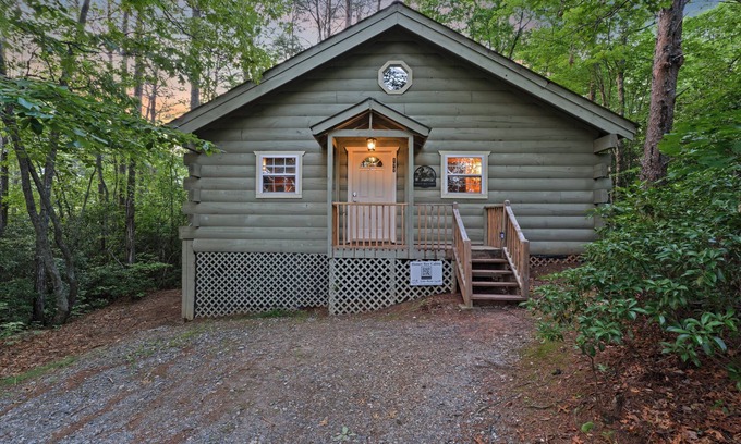 Sautee Nacoochee Cabina | Hot Tub Cabin – Near Helen, Tubing, & Trails