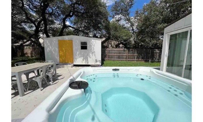 Milwood Casa | *hot tub Chic Domain 4 BR + foosball |2 homes