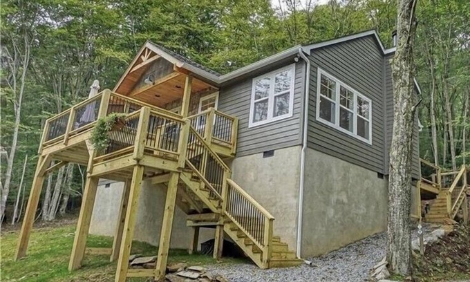 Beech Mountain Cabina | Hot Tub, Cozy, Central Air and Heat, 5 minutes to the Ski Resort! Yes, Deer!