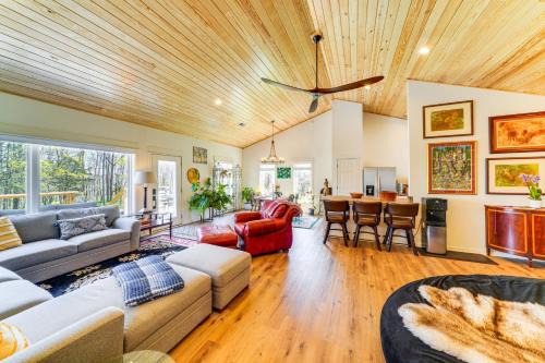 Buechel Casa | Hot Tub, Deck and Fire Pit Chic Louisville Home!