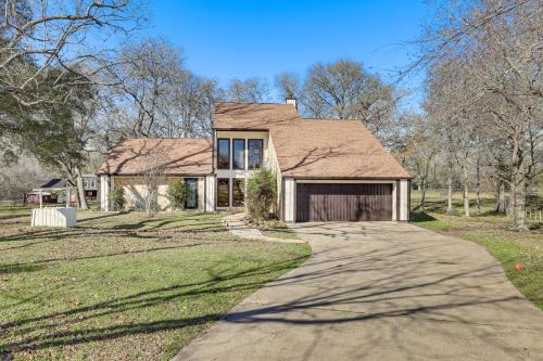 Brookshire Casa | Hot Tub, Deck and Grill Brookshire Gem Near Venues