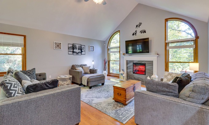 Reeders Casa | Hot Tub, Deck & Game Room: Spacious Poconos Escape