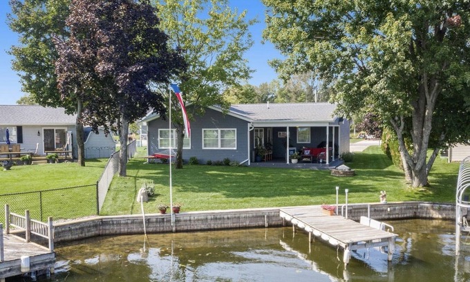 Houghton Lake Casa | *Hot Tub*Dock*Waterfront*Family Getaway* Updated Houghton Lake Home