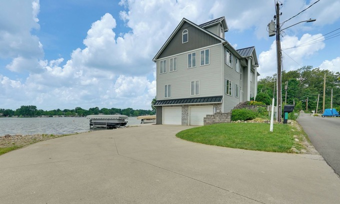 Hamilton Casa | Hot Tub & Dock: Waterfront Lake Hamilton Home