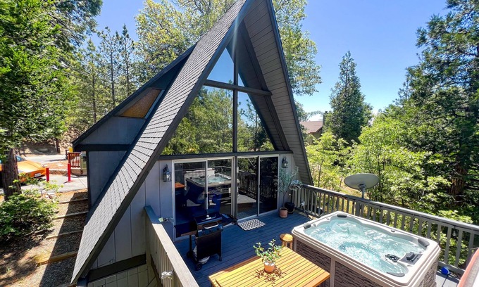 Lake Arrowhead Cabina | Hot Tub - EV - Kid Friendly - A/C - Fire Pit- Arcade game - BBQ