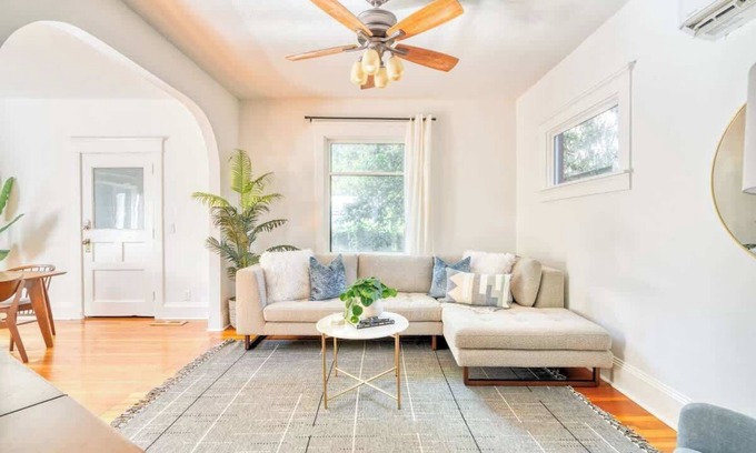 King Casa | Hot Tub Fast WiFi AC | King Neighborhood Gem